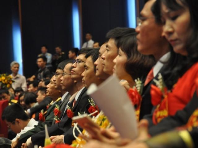 Giáo sư, phó giáo sư tăng đột biến nhờ dễ dãi?
