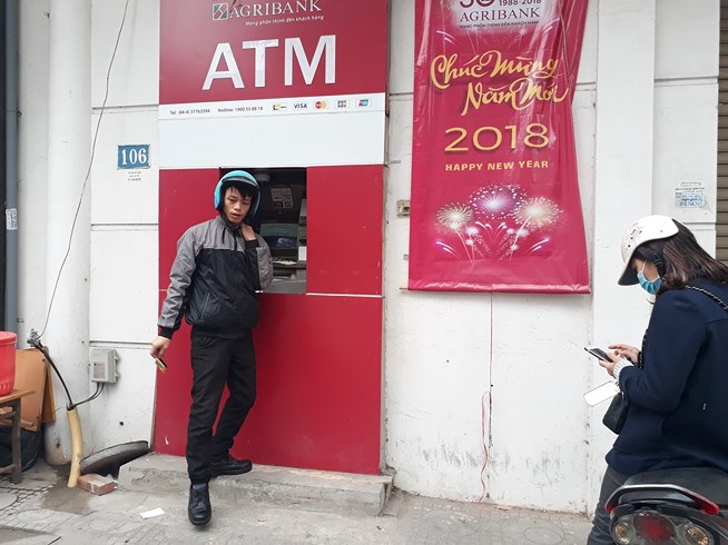 ATM quá tải, cãi lộn vì không rút được tiền tiêu Tết - 2
