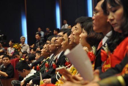 Giáo sư, phó giáo sư tăng đột biến nhờ dễ dãi? - 3