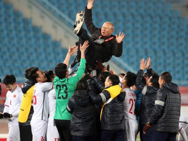 U23 Việt Nam tạo kì tích: HLV Park Hang Seo lo học trò ”lơ lửng trên mây”