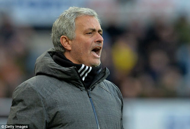 MU thua sốc, Pogba “bị trảm”: Triệu fan kêu gọi sa thải Mourinho - 3