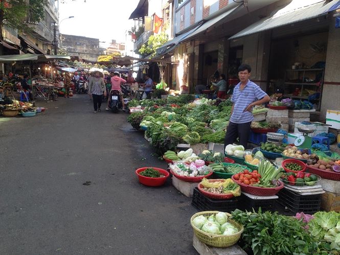 Chợ nửa nhộn nhịp ngày màn 4, người mua đã ‘hắn Tết’ - 4