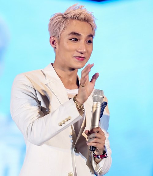 Bất ngờ với mặt đẹp như tranh của Sơn Tùng MTP khi trút bỏ son phấn - 1