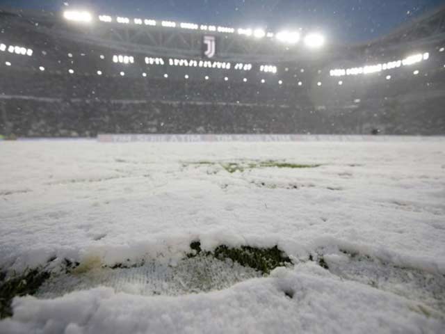Tuyết phủ trắng sân như chung kết U23 Việt Nam, Juventus hụt ngôi đầu