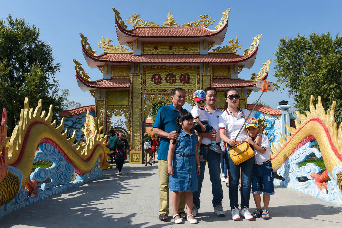 Tiết lộ lý do Hoài Linh không mở cửa đền thờ Tổ ngày Tết - 2