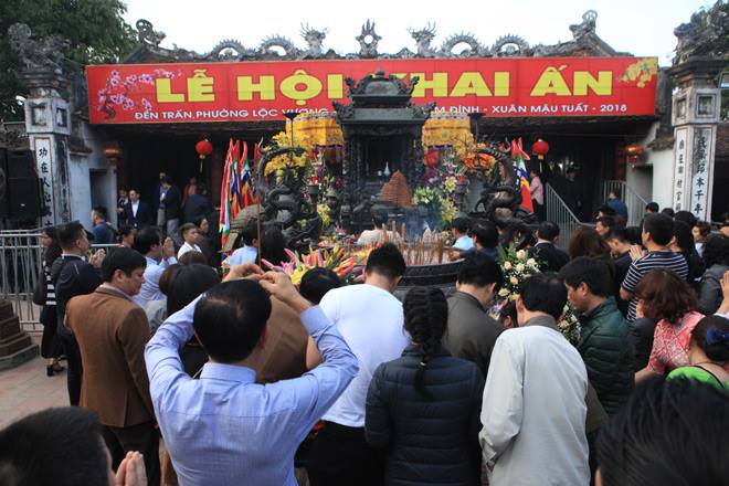 Nóng 24h qua: Nghe tin “rắn thần” nằm trên mộ, dân kéo tới cầu khấn - 3