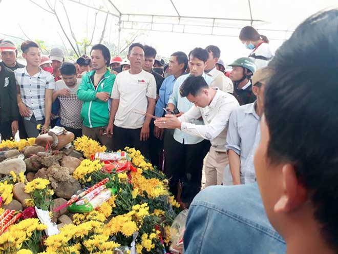 Nóng 24h qua: Nghe tin “rắn thần” nằm trên mộ, dân kéo tới cầu khấn - 2