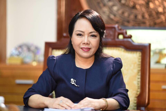 Nóng 24h qua: Nghe tin “rắn thần” nằm trên mộ, dân kéo tới cầu khấn - 4