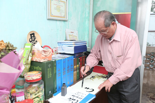 Nóng 24h qua: Nghe tin “rắn thần” nằm trên mộ, dân kéo tới cầu khấn - 5