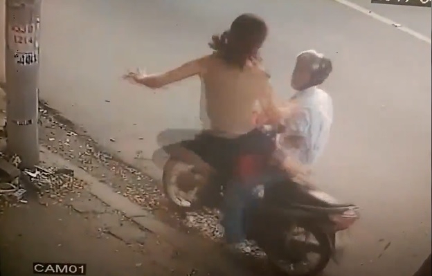 Trộm bột giặt, thanh niên bị nữ chủ hàng "xông phi" giữa Sài Gòn - 1