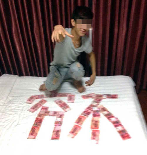 2 “thánh trộm” bị tóm vì chụp ảnh “sống ảo” với tiền ăn cắp - 1