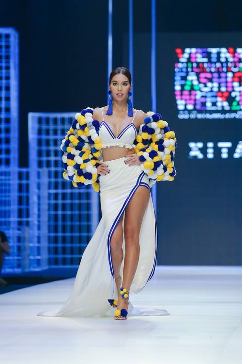 "Đứng hình" khi nhìn Hà Anh sải bước trên sàn catwalk - 2