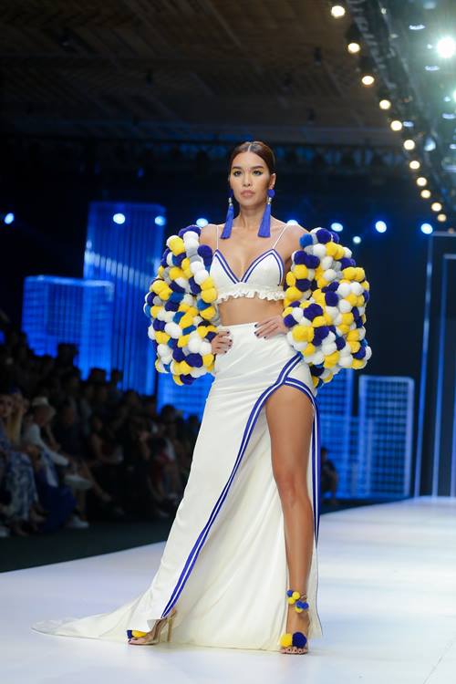 "Đứng hình" khi nhìn Hà Anh sải bước trên sàn catwalk - 3