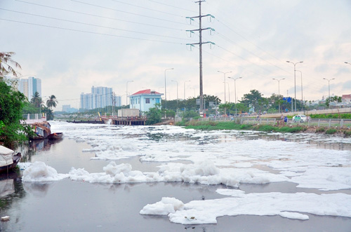 "Tuyết" phủ trắng kênh đen khiến người SG ngỡ ngàng - 1