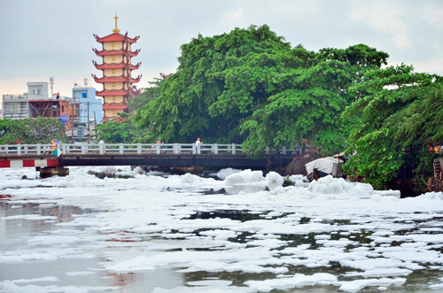 "Tuyết" phủ trắng kênh đen khiến người SG ngỡ ngàng - 4