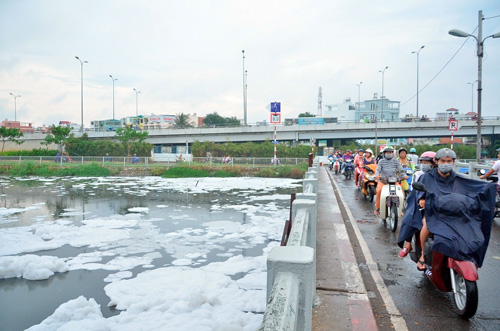 "Tuyết" phủ trắng kênh đen khiến người SG ngỡ ngàng - 3