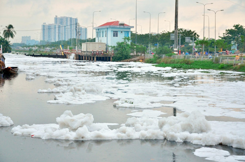 "Tuyết" phủ trắng kênh đen khiến người SG ngỡ ngàng - 9