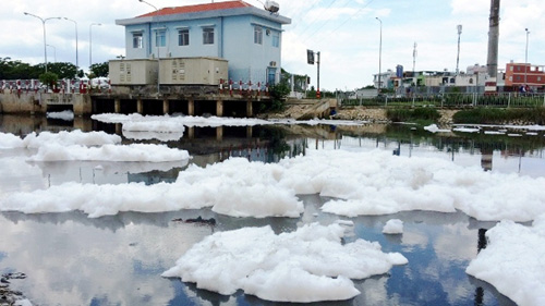 "Tuyết" phủ trắng kênh đen khiến người SG ngỡ ngàng - 12