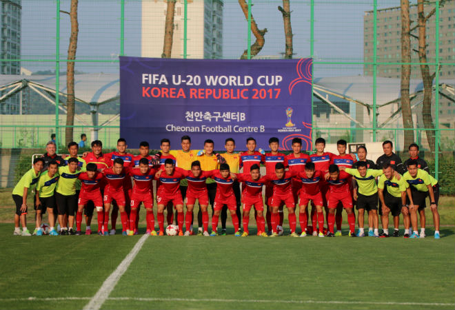 U20 Việt Nam: "Đàn em" Công Phượng băng chân tập cực sung - 1