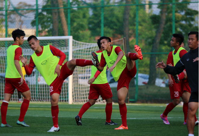 U20 Việt Nam: "Đàn em" Công Phượng băng chân tập cực sung - 3