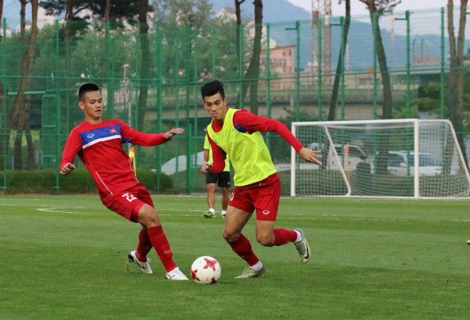 U20 Việt Nam: "Đàn em" Công Phượng băng chân tập cực sung - 12