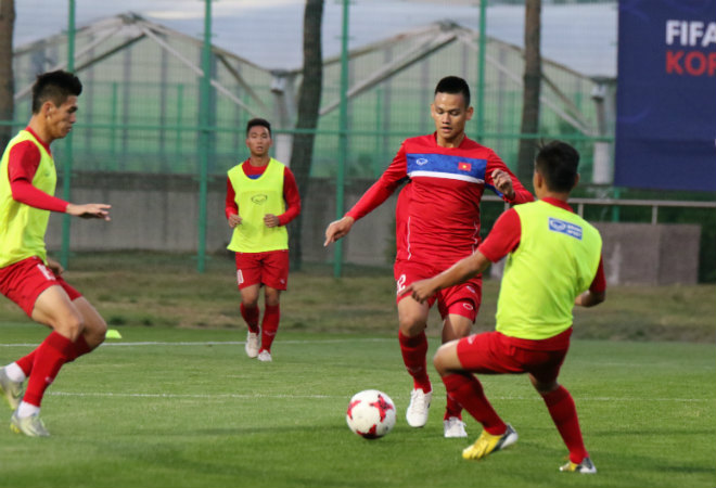 U20 Việt Nam: "Đàn em" Công Phượng băng chân tập cực sung - 11