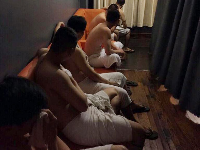 Đột kích ổ mại dâm nam, phát hiện cả chục khách “làng chơi” đang thoát y - 2