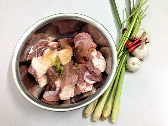 Giò heo kho sả ớt thơm nức, gọi chàng về ăn cơm - 1