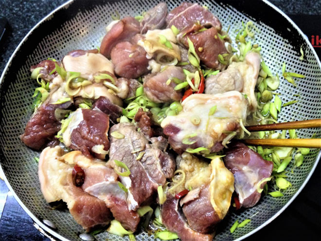 Giò heo kho sả ớt thơm nức, gọi chàng về ăn cơm - 5