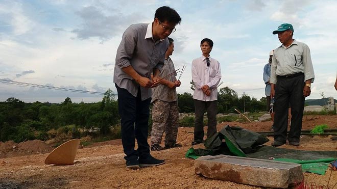 Tìm thấy bia lăng mộ vợ vua Tự Đức bị san làm bãi xe? - 1