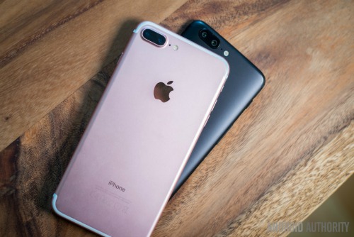 So kè video 4K trên OnePlus 5 và iPhone 7 Plus