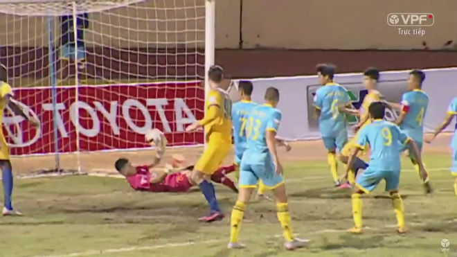Vòng 15 V-League: Sửng sốt với phản lưới “không thể tin nổi” - 1