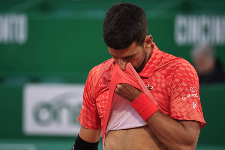 Djokovic tả xung hữu đột đứng như trời trồng vì cú phản đòn Clip