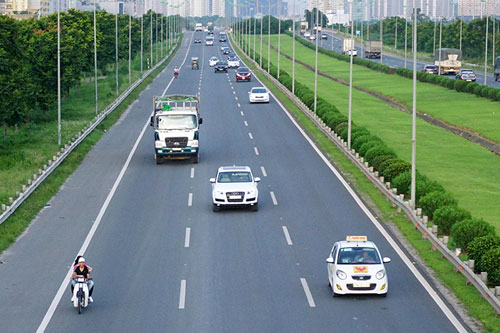 Ảnh: Rùng mình xe chạy ngược chiều trên cao tốc nghìn tỉ - 1