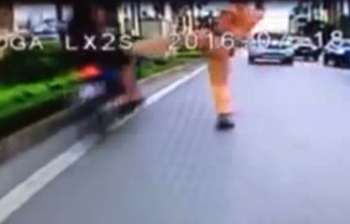 Từ vụ CSGT giơ chân: Đừng làm “con bò” để gặp nguy hiểm - 1