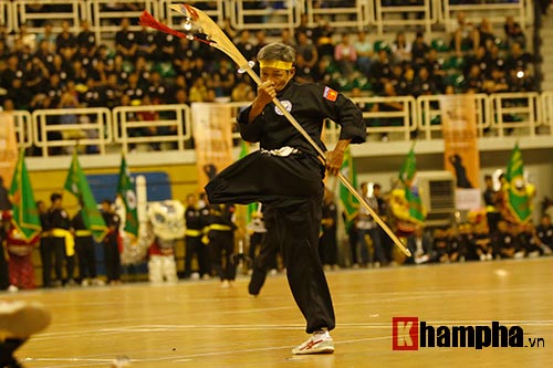 Võ sư Việt một chân múa đại đao lại “gây sốt” - 4