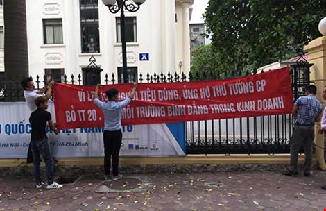 Thấy gì từ việc DN giăng biểu ngữ trước Bộ Công thương? - 1