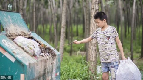 Cậu bé nhặt rác kiếm tiền chữa ung thư cho mẹ kế - 1
