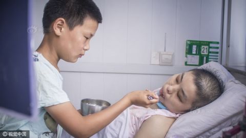 Cậu bé nhặt rác kiếm tiền chữa ung thư cho mẹ kế - 5