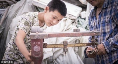 Cậu bé nhặt rác kiếm tiền chữa ung thư cho mẹ kế - 7