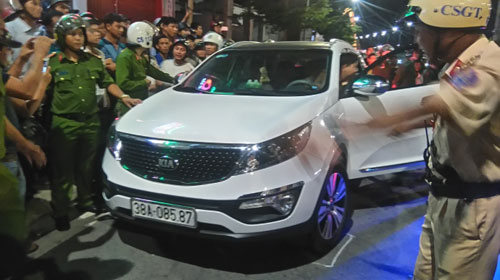 Dân vây bắt ô tô nghi tông thai phụ rồi bỏ trốn - 1