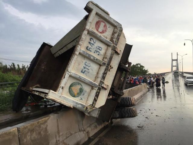 TPHCM: Xe ben đại náo cầu Phú Mỹ, nhiều người tháo chạy - 1