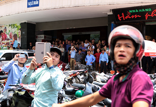 Hà Nội: Cháy nhà 4 tầng, cả khu phố náo loạn - 3