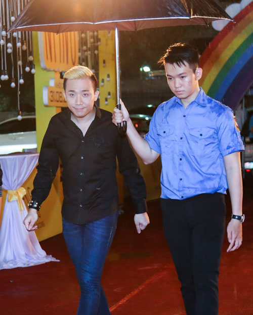 Vắng Hari Won, Trấn Thành lẻ loi xuất hiện giữa bão scandal - 1