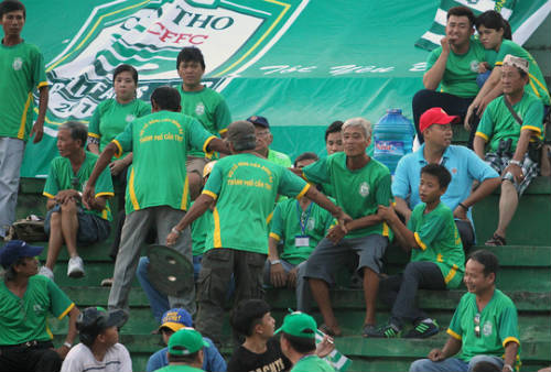 Hòa Long An, CĐV Cần Thơ suýt đánh nhau trên khán đài - 1