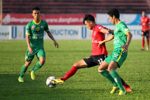 Hòa Long An, CĐV Cần Thơ suýt đánh nhau trên khán đài - 4