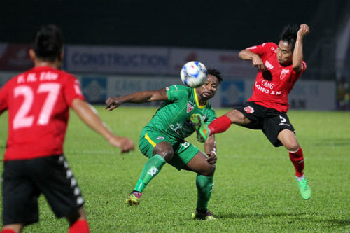 Hòa Long An, CĐV Cần Thơ suýt đánh nhau trên khán đài - 5