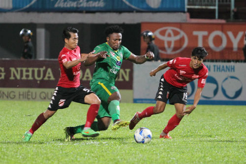 Hòa Long An, CĐV Cần Thơ suýt đánh nhau trên khán đài - 7