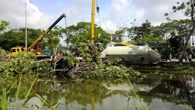Hoảng hồn: Xe bồn lộn nhiều vòng rồi gãy làm đôi - 1