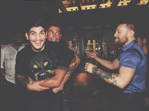 Ronaldo chơi bời với